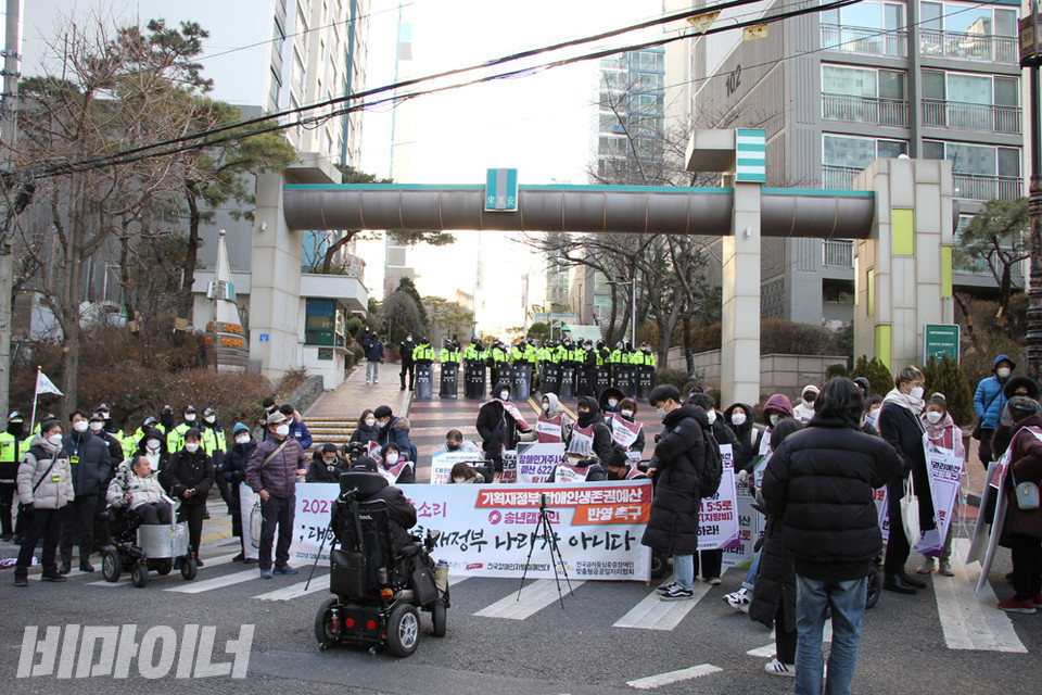 31일 오후 2시, 마포구 공덕동 홍남기 기재부 장관 집 앞에서 전국장애인차별철폐연대가 장애인 권리 예산 반영을 촉구하는 기자회견을 열고 있다. 사진 강혜민