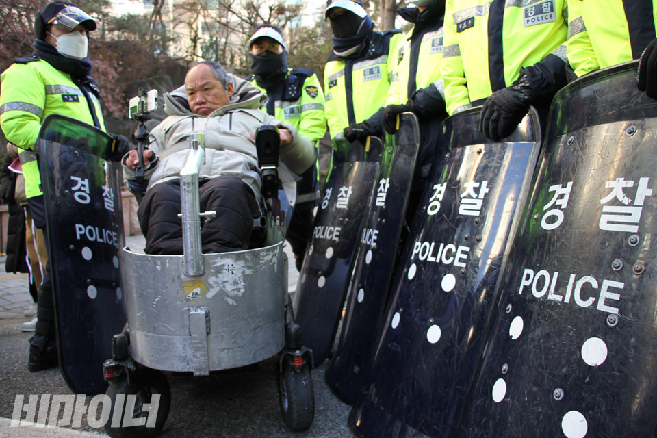 경찰이 휠체어 탄 장애인의 이동을 방패로 막고 있다. 사진 강혜민