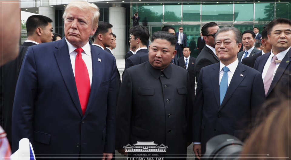 2019년 6월 30일, 트럼프 전 미국대통령, 김정은 북한 국무위원장, 그리고 문재인 대한민국 대통령이 나란히 판문점 가까이 서있다. 사진출처 청와대 홈페이지 