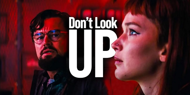 영화 〈돈 룩 업(Don’t Look Up)〉의 포스터. 다소 겁에 질린, 긴장한 표정의 레오나르도 디카프리오와 제니퍼 로렌스 사이에 흰색 글씨로 'Don't Look UP'이라고 적혀 있다.