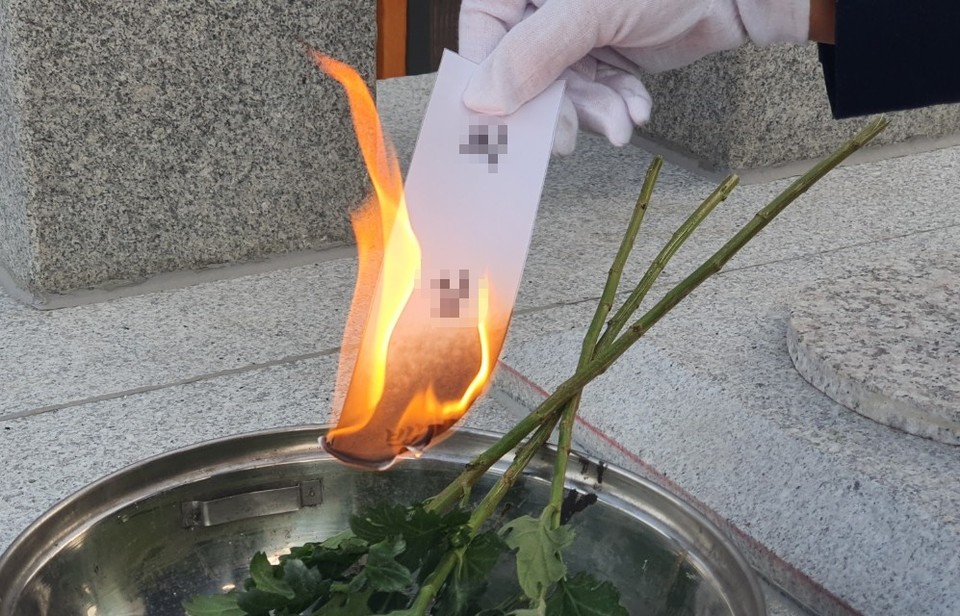 장례식장 측의 실수로 운구가 되지 않아 다시 수일이 지난 후에야 소지되고 있는 지방. 사진 나눔과나눔