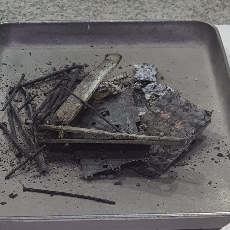 화장이 모두 끝난 후 수골 과정에서 나타난 고인의 물건들. 원칙대로라면 따로 폐기되어야 했다. 사진 나눔과나눔