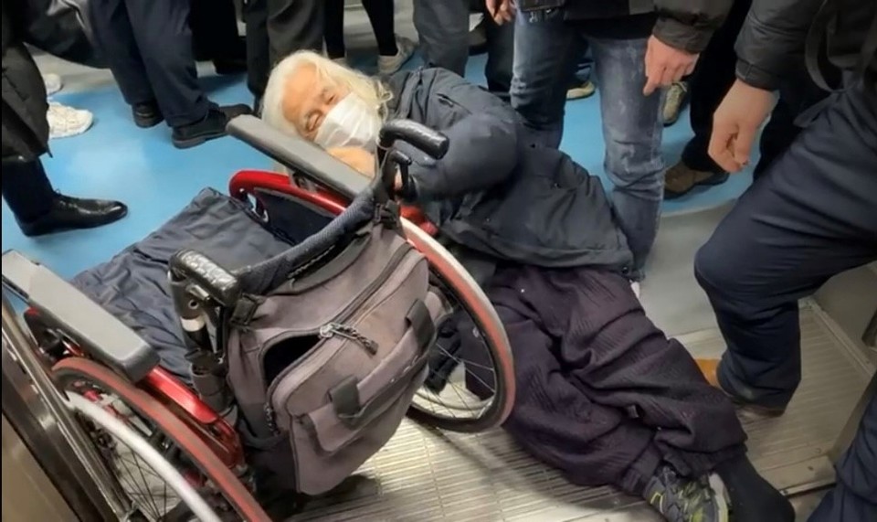 경찰이 ‘지하철 시위를 예방하겠다’는 이유로 장애인의 지하철 탑승을 무리하게 막다가 장애인이 휠체어에서 떨어지는 사고가 발생했다. 사진은 휠체어에서 떨어져 바닥에 쓰러져 있는 박경석 대표의 모습. 신발 한 짝도 벗겨져 있다. 사진 전국장애인차별철폐연대 