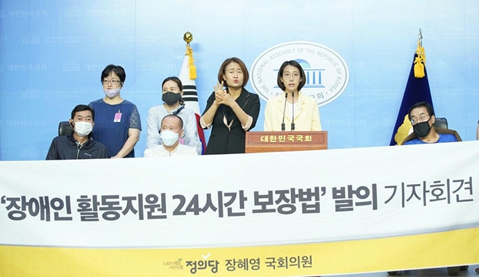 2020년 6월 15일 국회 소통관에서 활동지원24시간 보장을 담은 장애인활동지원법 개정안 발의를 알리는 기자회견에 참석한 고 신정훈 씨의 모습(맨 오른쪽 검은 마스크를 쓴 사람). 장혜영 의원실 제공 