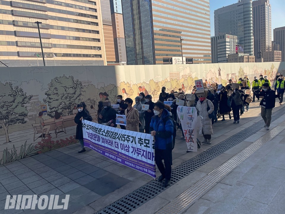 청와대로 행진 중인 활동가들. 사진 하민지