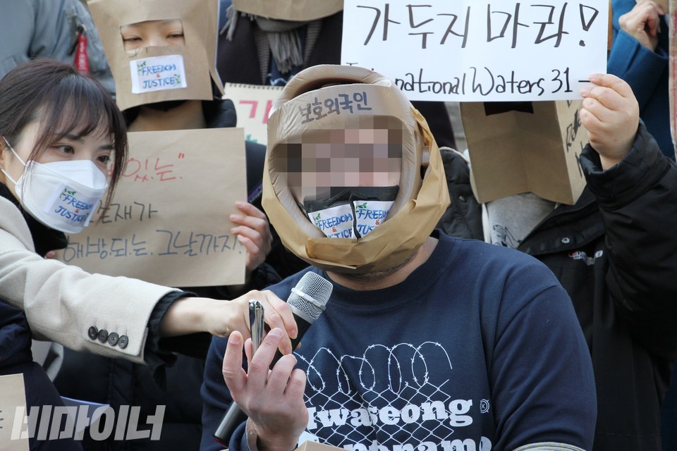 M 씨는 손톱깎이를 들고 “보호소는 코로나19 감염에도 취약하다. 이 손톱깎이 하나를 모든 사람이 같이 쓴다. 이게 말이 되나”라고 성토했다. 사진 하민지