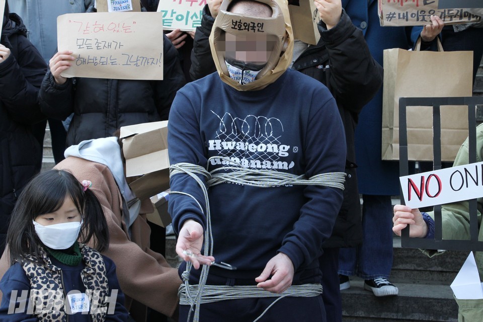 M 씨가 수갑을 벗어 던지는 퍼포먼스를 펼치고 있다. 사진 하민지