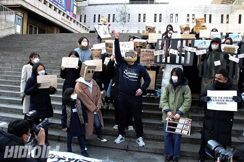 M 씨가 몸에 묶여 있던 밧줄을 풀어 하늘 높이 던지고 있다. 사진 하민지