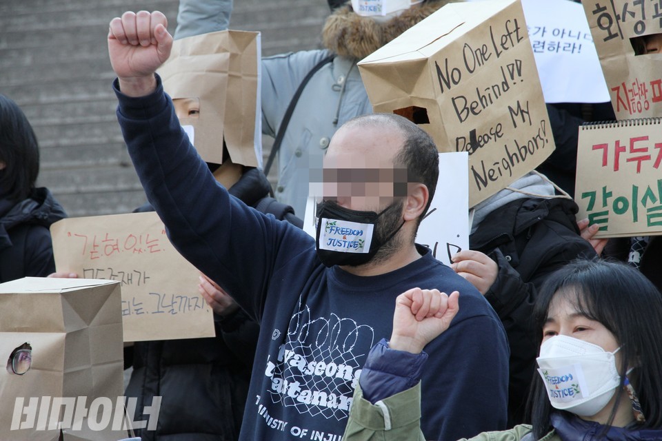 모든 고문도구를 벗어던진 M 씨가 “프리덤 앤 저스티스(자유와 정의)”를 외치고 있다. 사진 하민지