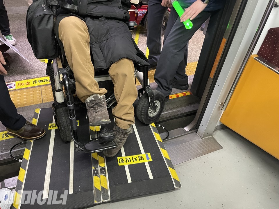 경사로는 휠체어 이용자가 안전하게 이용하기에는 너무 작고 부실하다. 공사 직원들이 발로 잡고 있어도 허술하게 흔들렸다. 사진 하민지