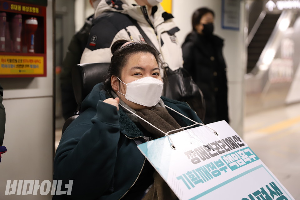 김민정 노들장애인자립생활센터 활동가가 ‘투쟁’을 외치고 있다. 그는 ‘장애인권리예산 기획재정부 책임촉구’라고 적힌 피켓을 목에 걸었다. 사진 하민지