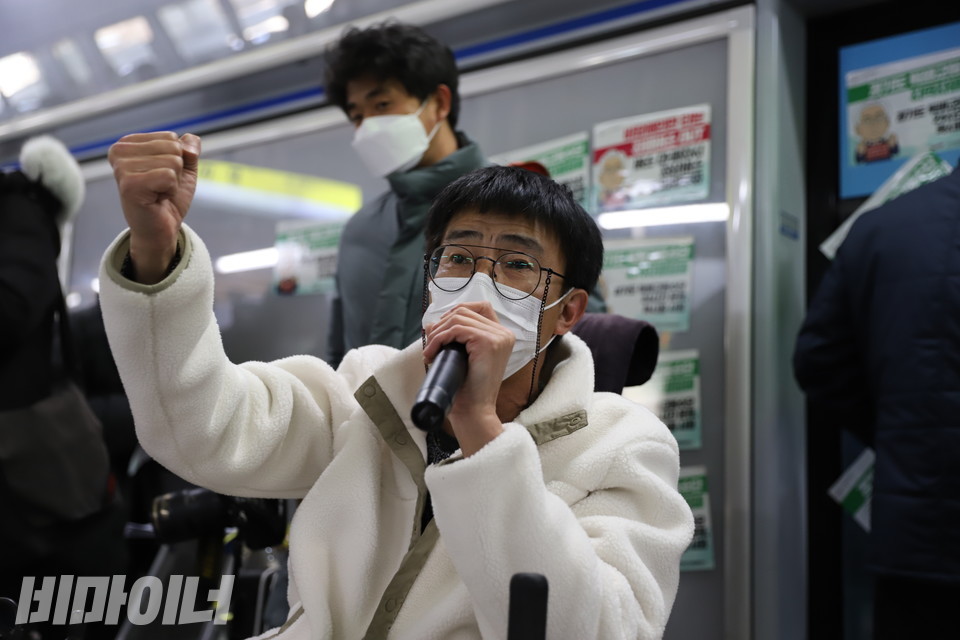 이영봉 소장이 ‘투쟁’을 외치고 있다. 사진 하민지