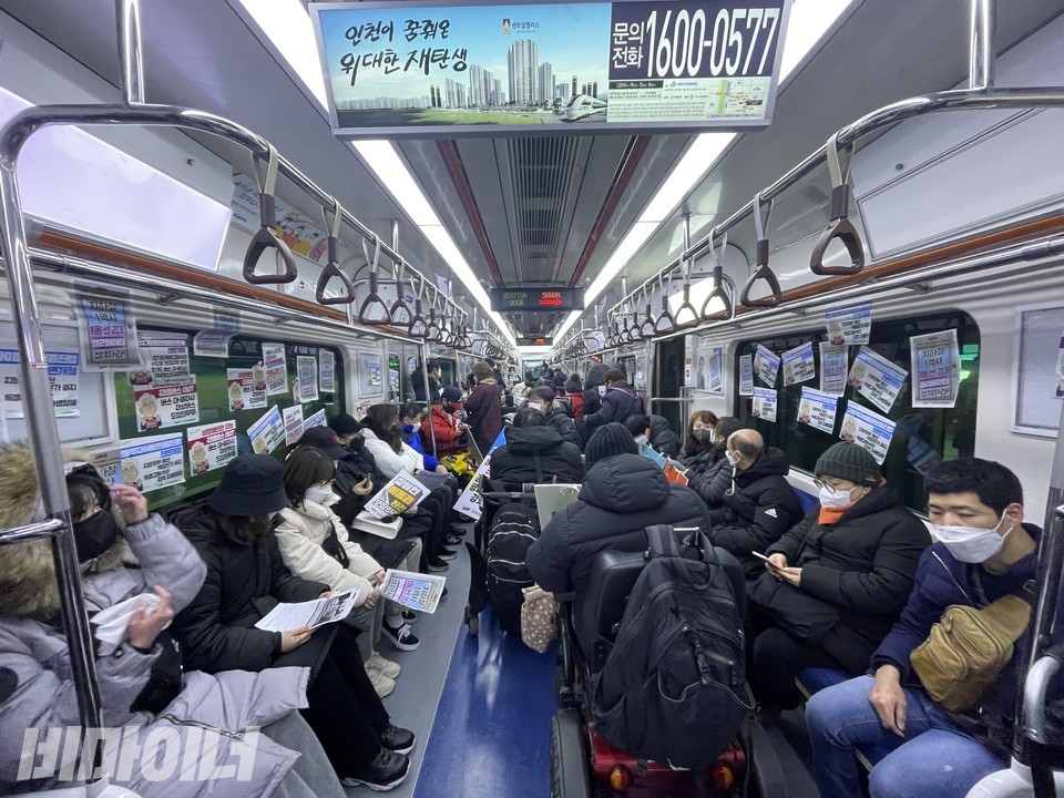 수원역에서 열차에 탑승한 활동가들. 사진 하민지