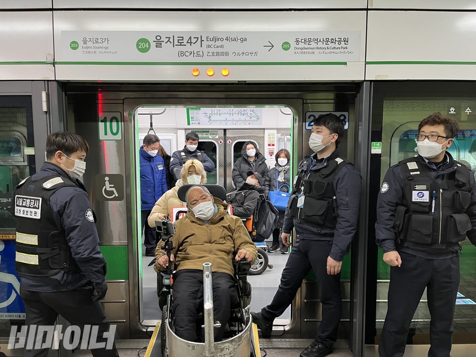 2호선에 탑승한 활동가들은 시청역에서 을지로입구역 방향으로 한 역에서 한 번씩 내렸다 타며, 시민들에게 장애인 이동권 보장에 대해 알렸다. 사진 허현덕