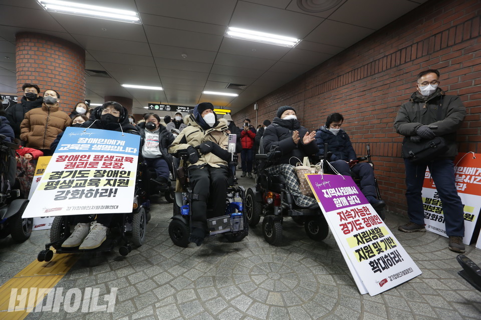 22일, 서울시청역 환승통로에서 장애인 수도권 이동 보장을 요구하는 결의대회에 참여한 장애인 활동가들. 사진 강혜민