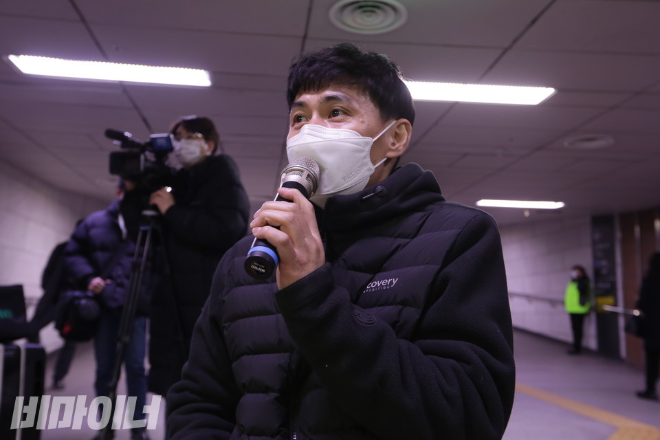 정기열 경기장애인차별철폐연대 공동대표가 경기도 장애인 이동권 현실에 대해 이야기하고 있다. 사진 강혜민