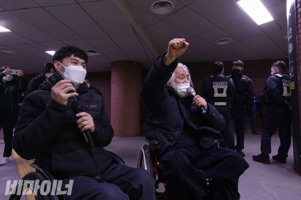 투쟁을 외치는 사람들. 사진 강혜민