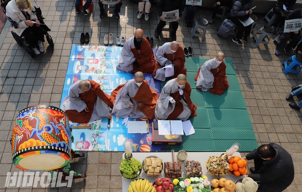 송파 세 모녀를 추모하기 위해 조계종사회노동위원회에서 기도회를 열었다. 사진 허현덕