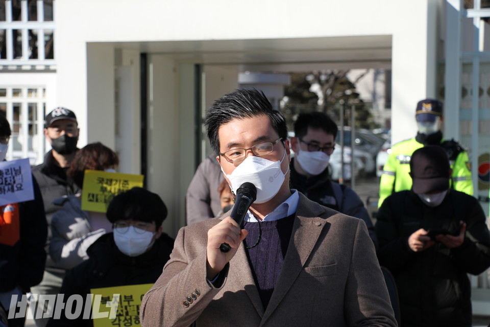 나동환 변호사가 기자회견에서 발언하고 있다. 사진 이슬하