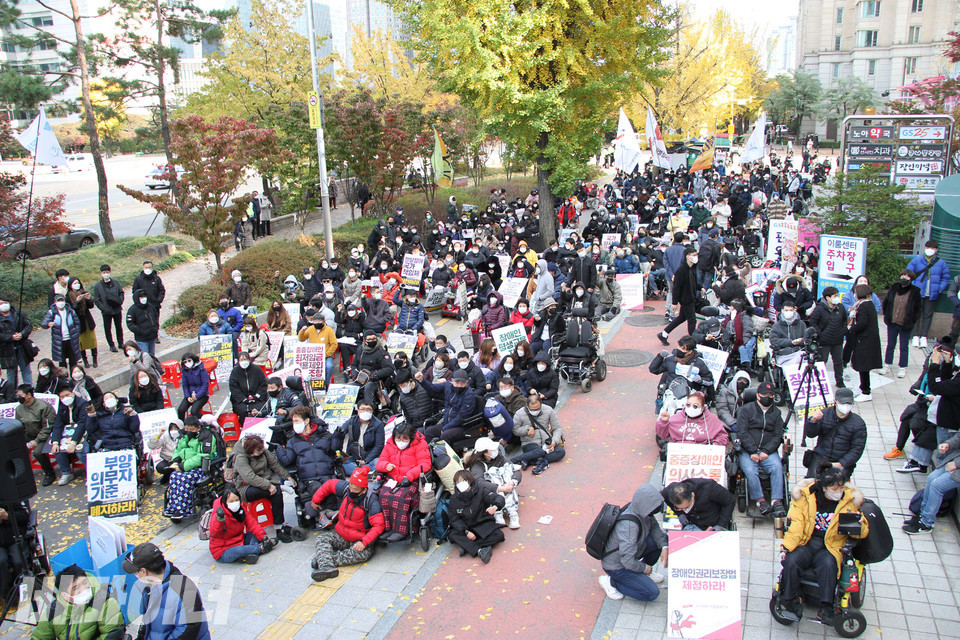전국장애인차별철폐연대가 지난해 11월, 3대 법안 연내 제·개정 쟁취를 위한 전국 집중 투쟁결의대회를 하고 있다. 사진 강혜민