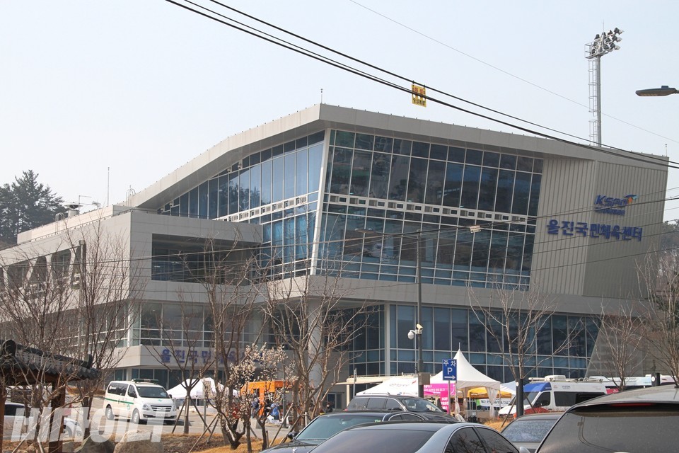 울진 산불 대피소로 쓰이고 있는 울진국민체육센터. 센터 앞은 자원봉사자, 구호물품, 취재진 차량 등으로 발 디딜 틈이 없었다. 사진 하민지