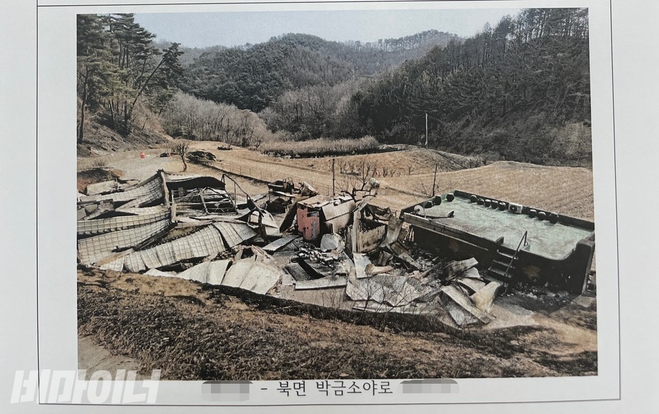 울진 북면 박금소야로에 사는 지체장애인 ㅁ 씨의 집은 이웃 없이 산 밑자락 외딴곳에 있다. 그는 집 앞에 온 119 소방차를 우연히 얻어 타고 대피할 수 있었다. 대피 후 다시 가보니 ㅁ 씨 집은 전소되어 있었다. 사진 경북지체장애인협회 울진군지회 제공 