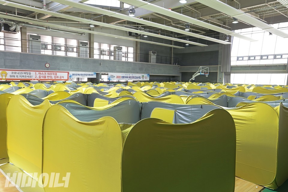 울진국민체육센터 내에  재난구호쉘터 수십 개가 놓여 있다. 사진 이슬하