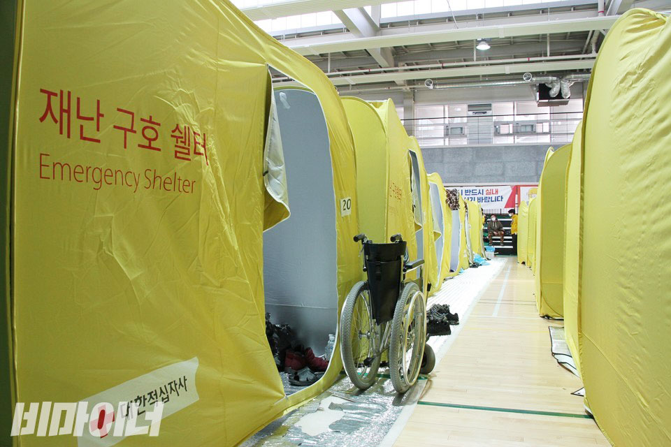 재난구호쉘터 앞에 휠체어 하나가 놓여 있다. 거동이 불편한 노인이 쓰고 있던 휠체어다. 대피소는 휠체어를 무료로 대여하고 있다. 사진 하민지