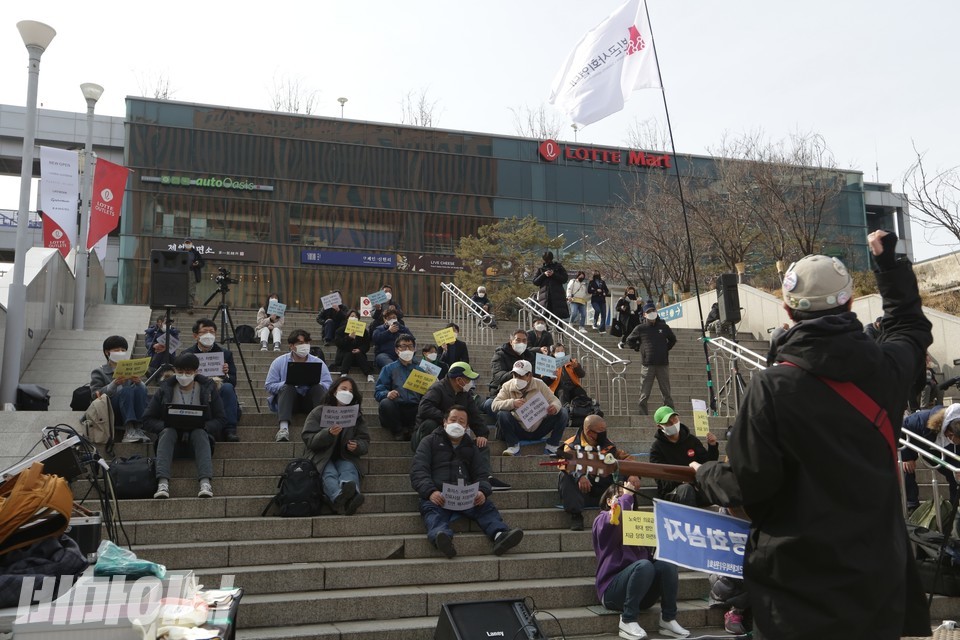 결의대회 현장. 박준 문화노동자가 공연하고 있다. 사진 이슬하
