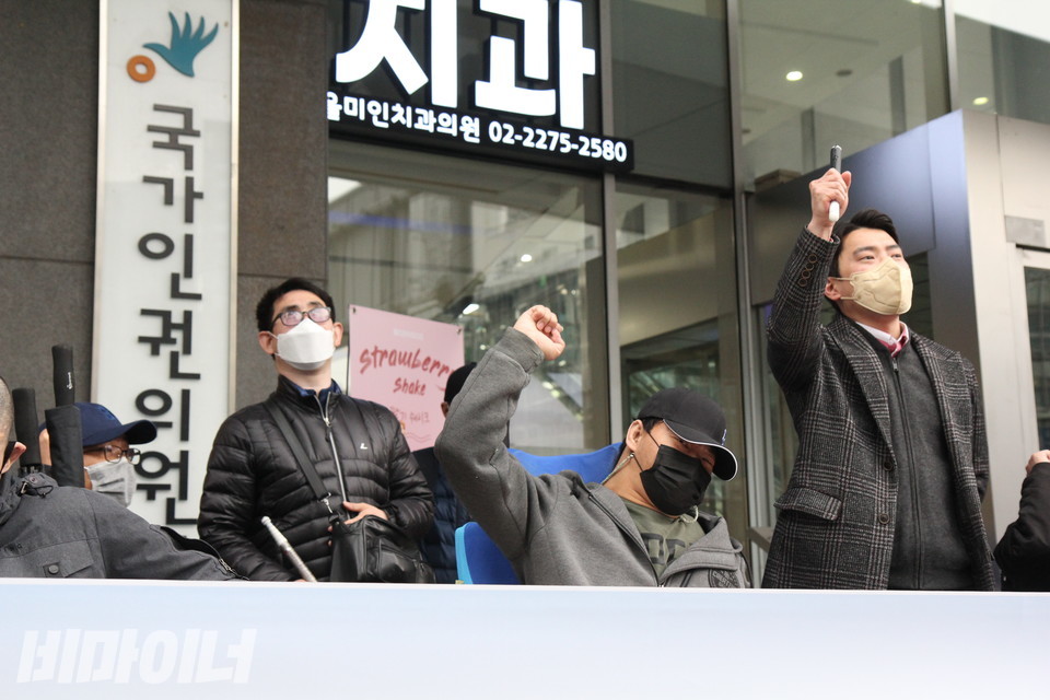 기자회견 참가자들이 영화관의 장애인 편의시설 설치를 촉구하고 있다. 사진 이슬하