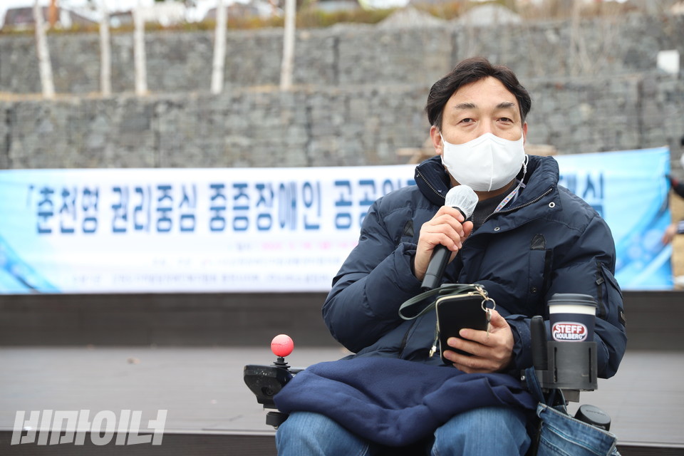 김용섭 강원도장애인자립생활센터협의회 회장이 발언하고 있다. 사진 강혜민