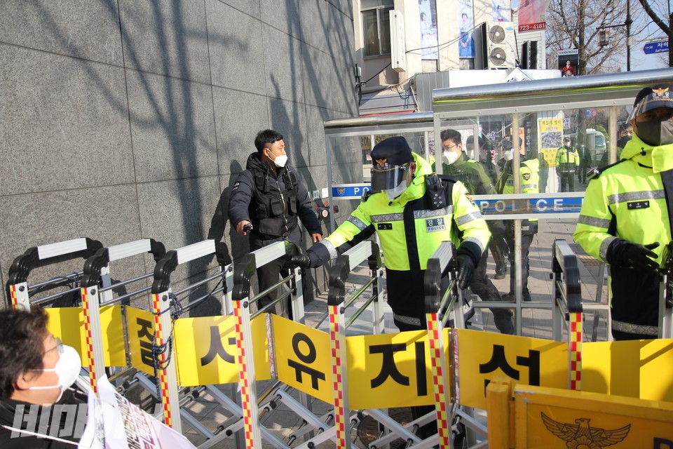 이형숙 서울시장애인자립생활센터협의회 회장이 인수위 쪽으로 향하려 하자, 경찰이 바리케이드를 치며 막고 있다. 사진 이슬하