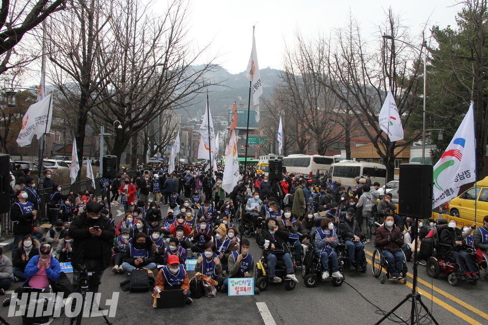 청와대 앞에 활동가 천 명이 집결해 전국장애인대회를 진행했다. 사진 하민지