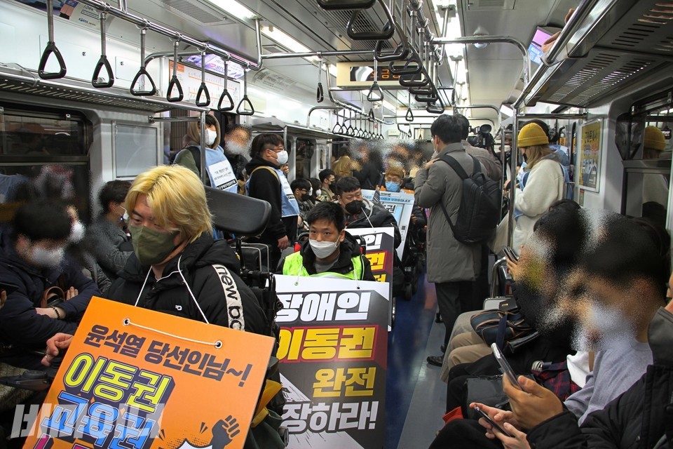 3호선 열차에 탄 활동가들. 사진 하민지