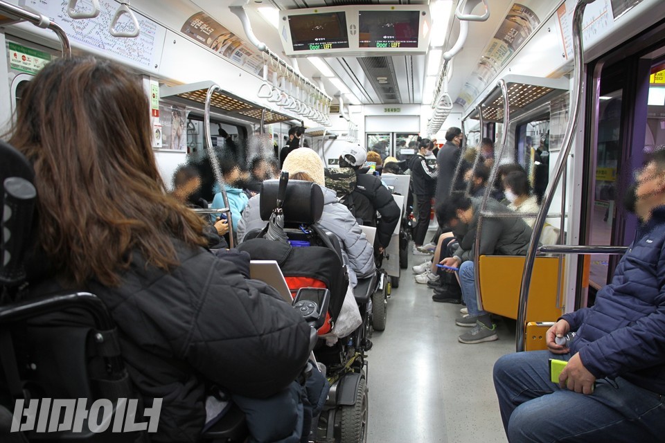 일렬로 열차에 탄 활동가들. 사진 하민지