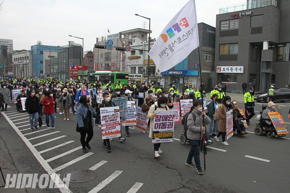 인수위 앞까지 행진하는 활동가들. 사진 하민지
