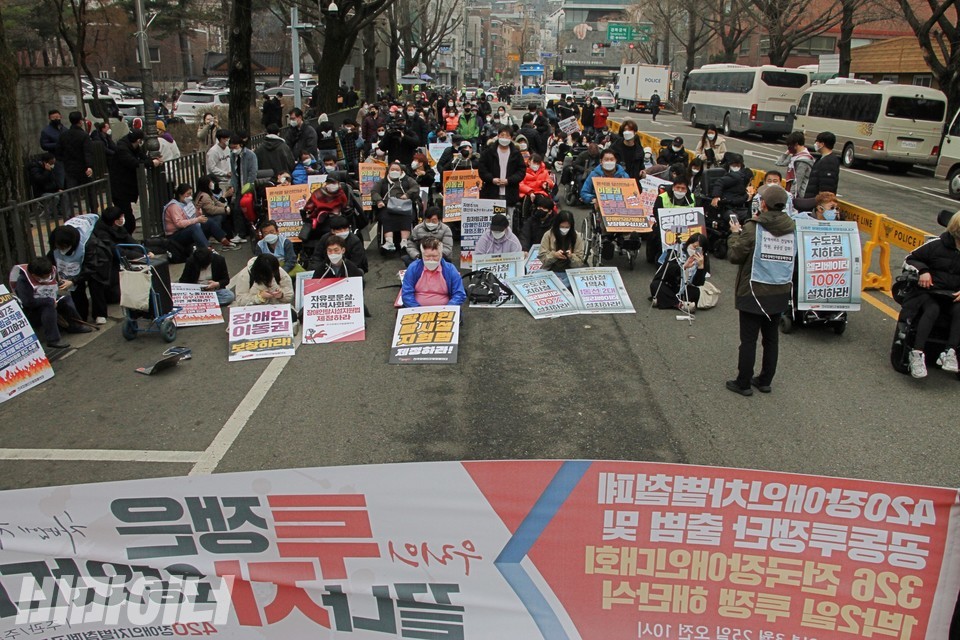 인수위 앞에서 진행된 해단식. 사진 하민지