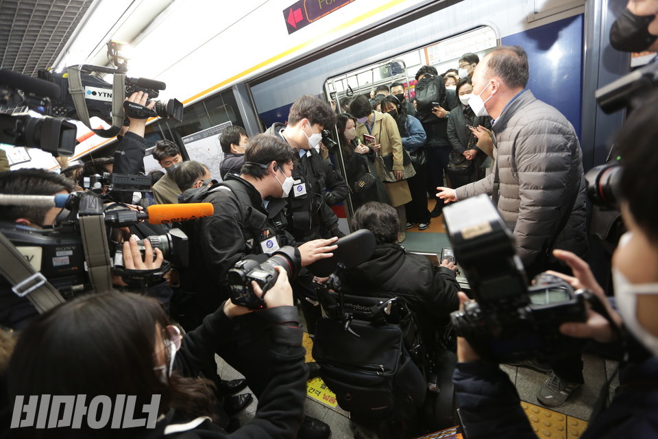 많은 취재진들에 둘러싸인 채 지하철에 탑승하는 장애인 활동가들. 사진 강혜민