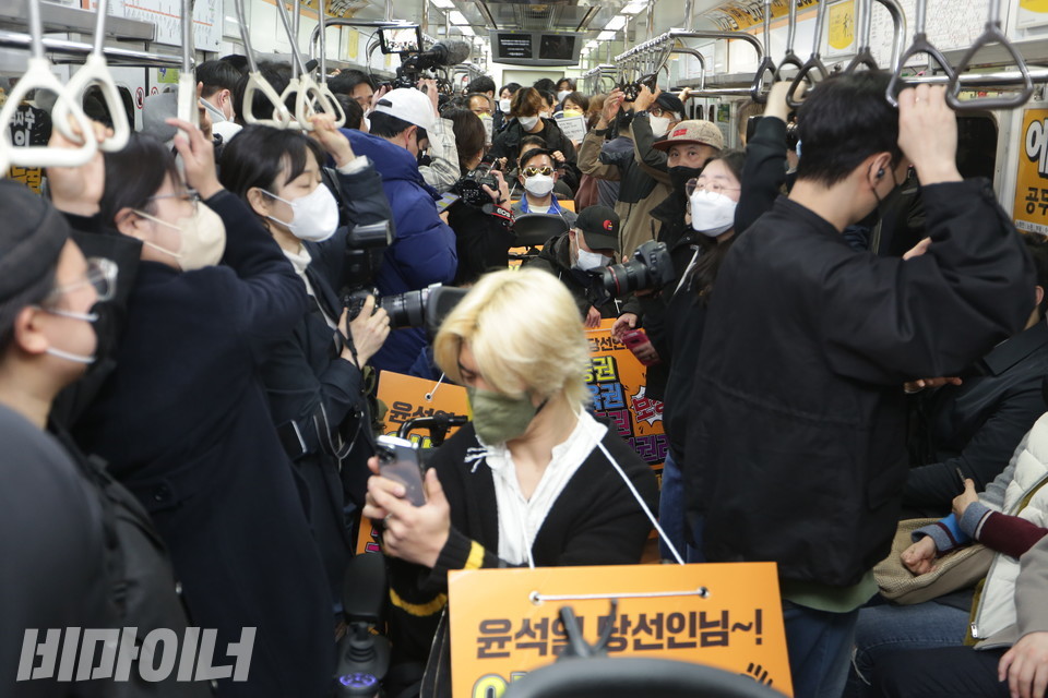 29일 간담회 후 26번째 지하철 타기를 하는 장애인 활동가들. 사진 강혜민