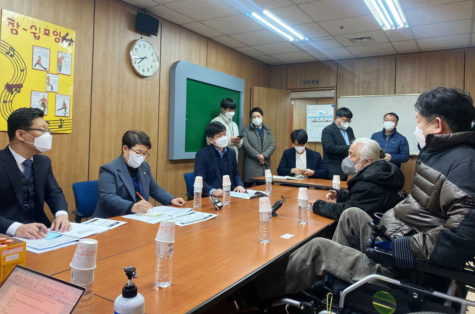 29일 오전 7시 40분, 대통령직 인수위원회와 전국장애인차별철폐연대가 간담회를 진행했다. 사진 전국장애인차별철폐연대