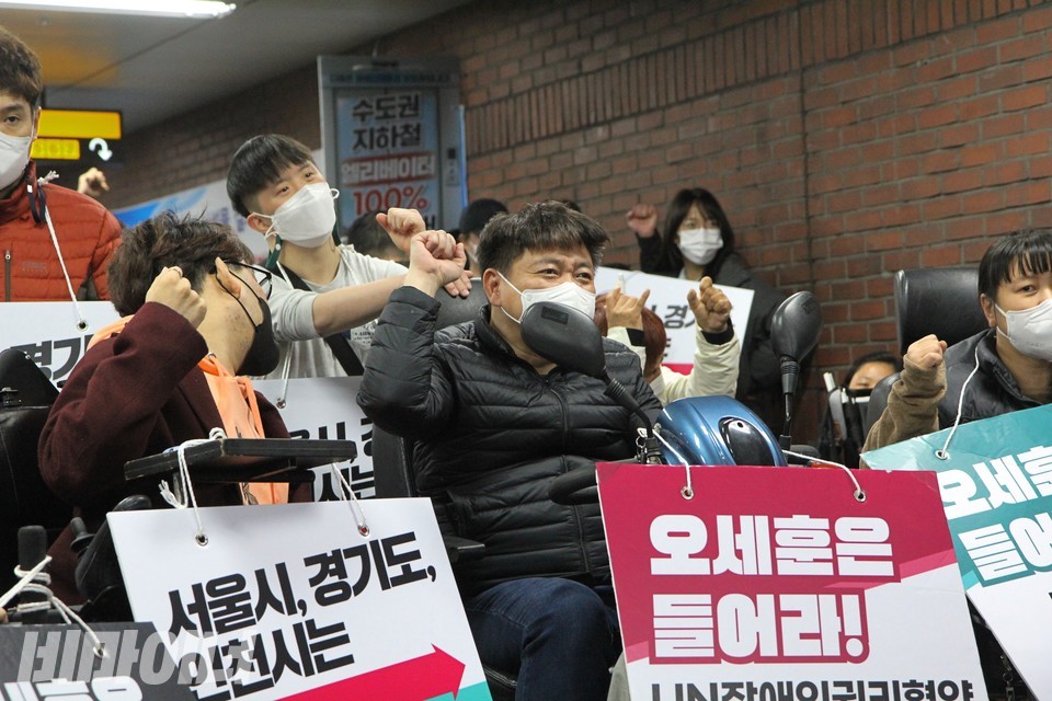 ‘투쟁’을 외치는 활동가들. 사진 이슬하