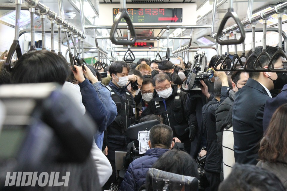 경복궁역에서 열차에 탄 장애인 활동가들. 비장애인 승객으로 꽉 찬 만원 열차에 탑승했다. 사진 이슬하