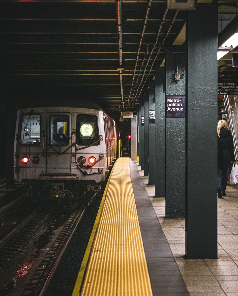 안전문이 없는 지하철 선로의 모습. 사진 언스플래시