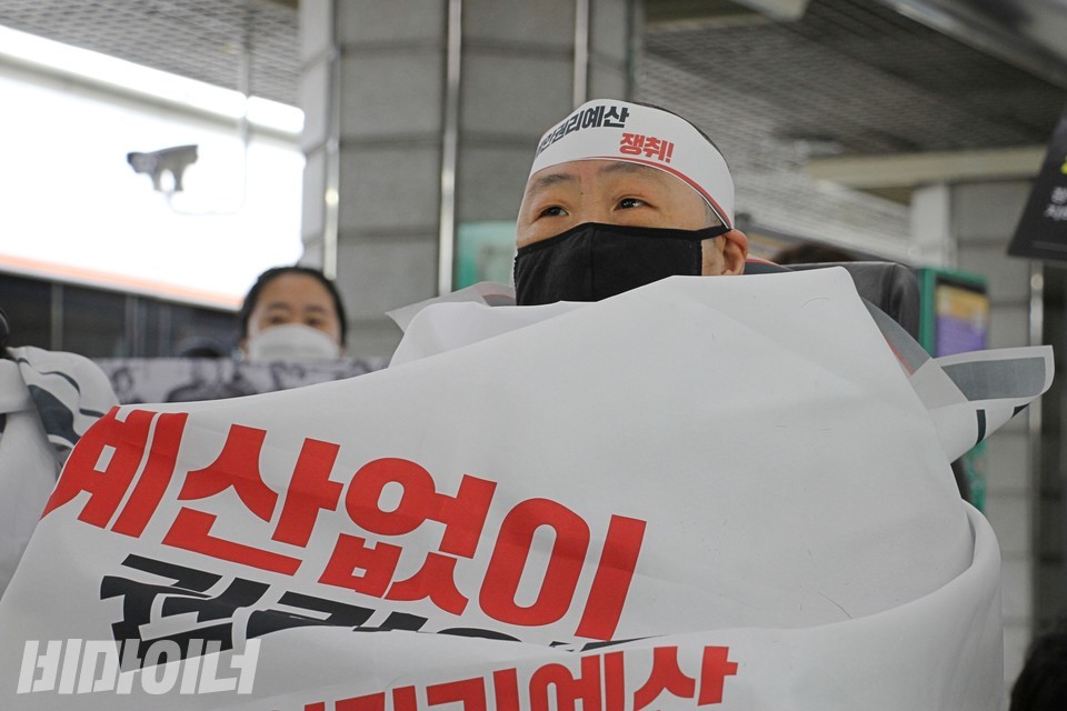 삭발을 마친 차한선 회원. 사진 하민지