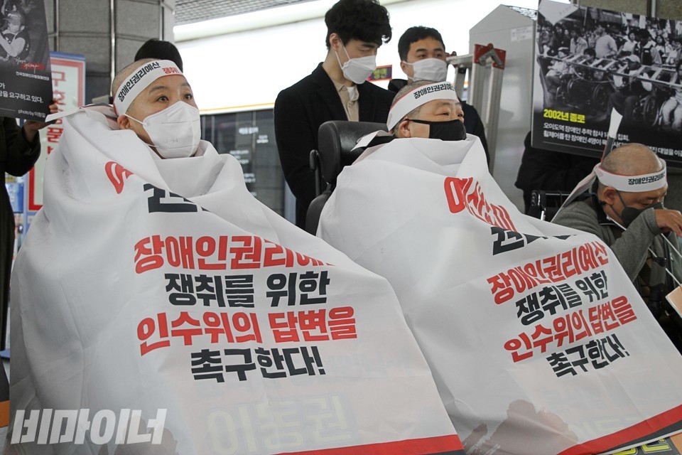 7차 삭발투쟁에 참여한 문경희 세종장애인차별철폐연대 공동대표(왼쪽)과 차한선 회원(오른쪽). 사진 하민지