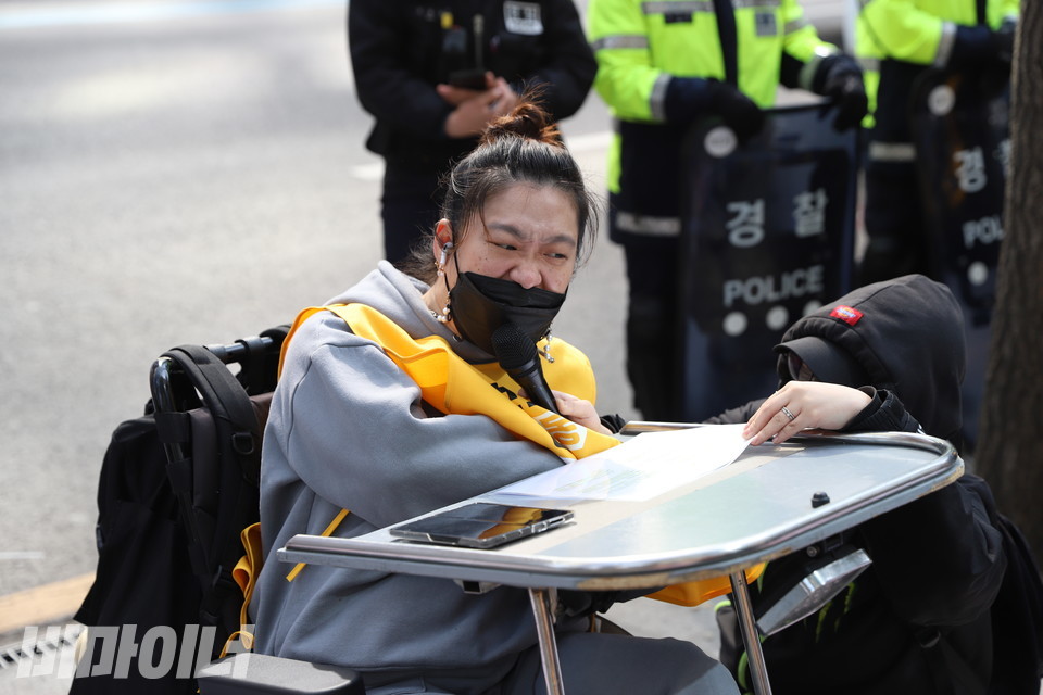 조우리 용산행복장애인자립생활센터 권리중심공공일자리 전담인력이 발언하고 있다. 사진 이슬하