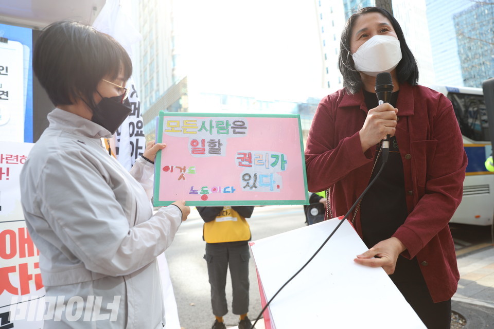 포천나눔의집장애인자립생활센터 권리중심공공일자리 권익옹호 노동자들이 만든 피켓의 모습. “모든 사람은 일할 권리가 있다. 이것도 노동이다”라고 적혀 있다. 사진 이슬하