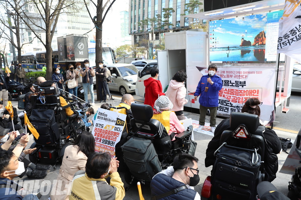 김장기 노들장애인야학 권리중심공공일자리 노동자가 문화공연을 펼치고 있다. 무대에 올라 능숙하게 청중의 박수를 유도한 그가 ‘내 나이가 어때서’를 열창하고 있다. 사진 이슬하