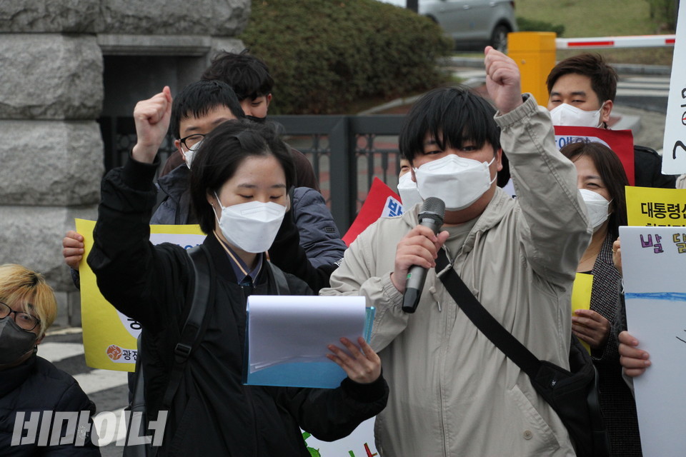 김기백 피플퍼스트성북센터 활동가가 구호를 외치고 있다. 사진 이슬하