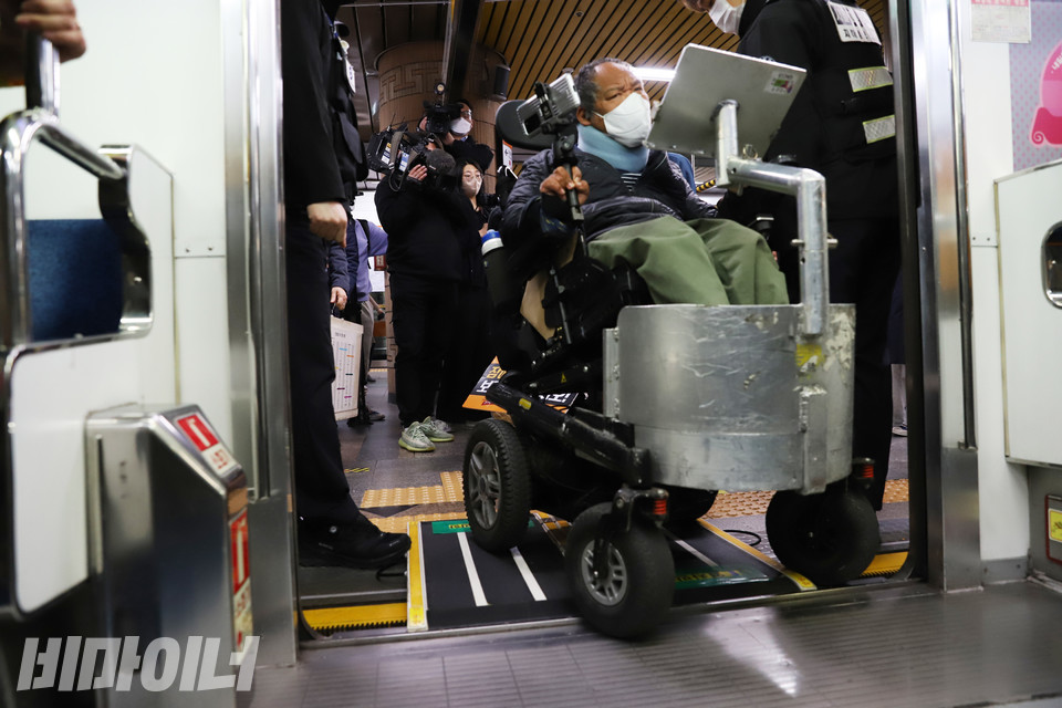 이동식 안전발판을 이용해 승차하는 전장연 활동가들. 사진 강혜민 